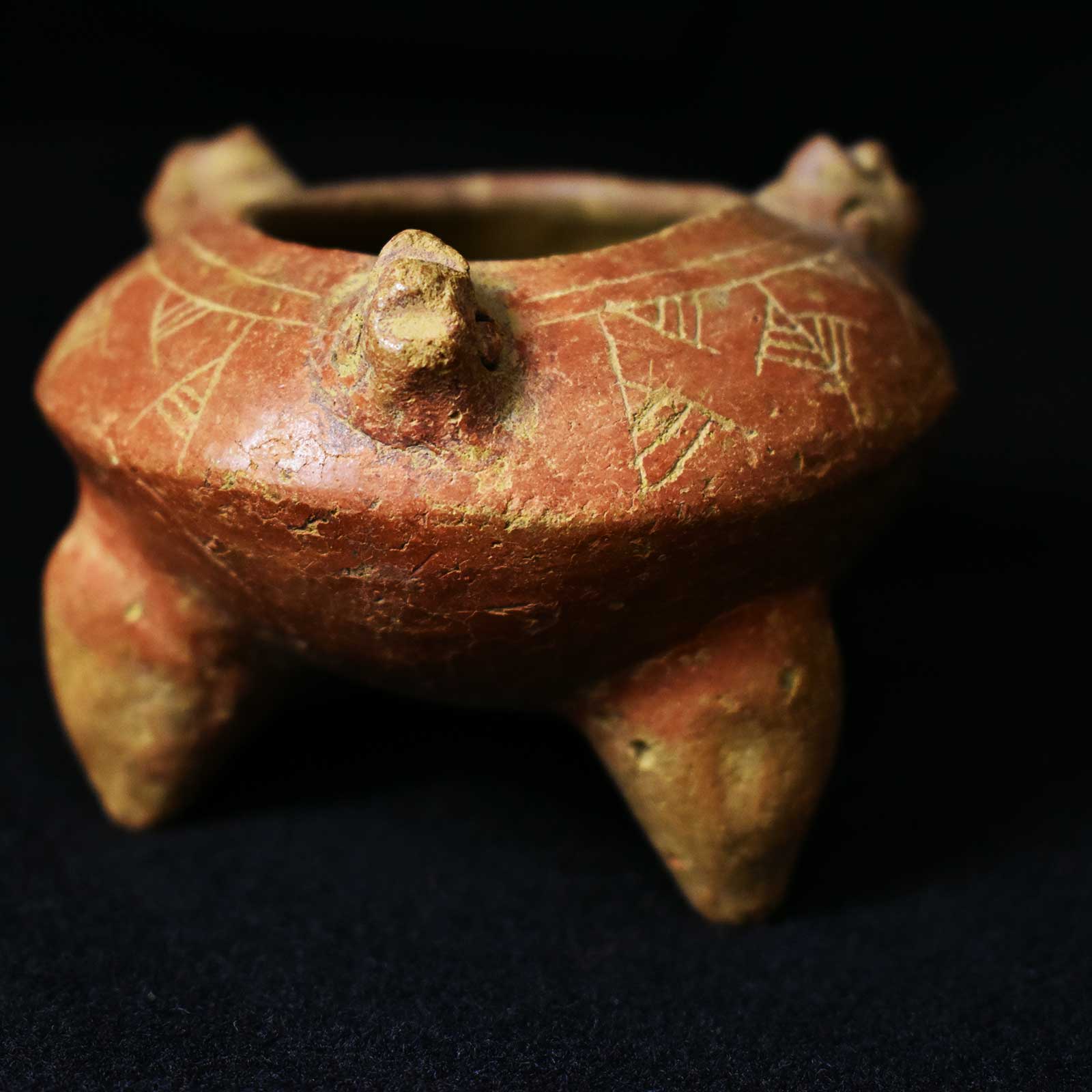 Tripod vessel with bird heads
