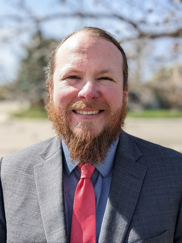 A headshot of Nate Poppino